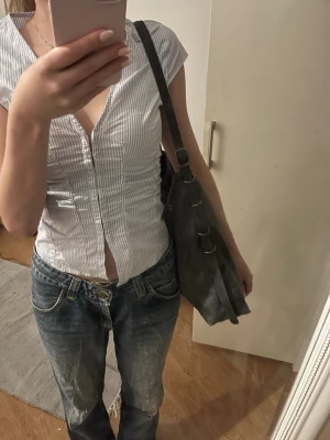 Grå axelväska - Snygg grå axelväska från pull&bear i bra skick, skriv vid frågor💞