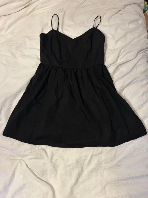 Svart klänning - Super söt svart kort klänning med justerbara band. Endast testad och tvättad 💗