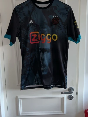 Fotbollströja Ajax x Bob Marley - Fotbollströja Ajax collab med Bob Marley. Mycket gott skick storlek M.