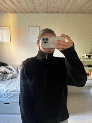 Stickad polo tröja  - Avänd fåtal gånger, lite nopprig men fortfarande väldigt fint skick . Skriv för fler bilder eller funderingar!