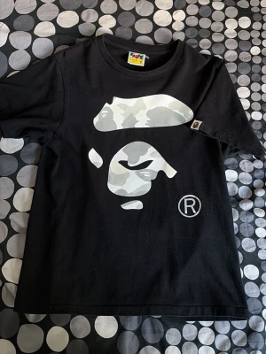 Svart BAPE t-shirt - Riktigt fet bape t-shirt i storlek S. Bara använd fåtal gånger.