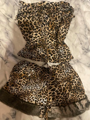 Leopard kortkjol med fuskpäls med en matchande top till - Home made beauty, festlig kjol med matchande top till.