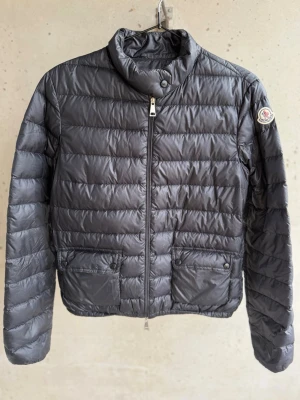Moncler Lans - Säljer min Moncler Lans Jacket i väldigt fint skick. Jackan är köpt från WAKAKUU och kvitto finns. Originaltaggar finns kvar, vilket syns på bilderna. 100 % akta. Kvitto skickas garna via DM vid seriöst intresse.  Har du några frågor eller vill se fler bilder är det bara att skriva!