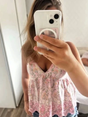Blommig rosa linnetopp från Bik Bok - Den första bilden är inte min! Älskar denna topp! Skriv om du vill ha mer bilder.                                                         Söt rosa linnetopp från Bik Bok med blommigt mönster och broderade detaljer längst ner. Toppen har smala axelband, v-ringning och är ärmlös. Perfekt för varma dagar och ger en romantisk vibe till din outfit.