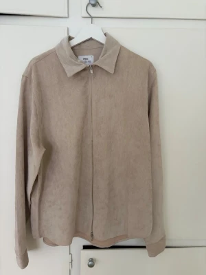 Beige overshirt med dragkedja Ciszere - Beige overshirt med dragkedja Ciszere