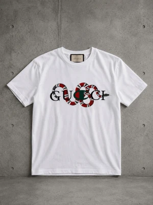 T shirt  - ✨ Säljer denna riktigt snygga och stilrena! Den är i fint skick och ser väldigt fräsch ut. Perfekt om du är ute efter något som sticker ut men ändå håller en clean look.  📦 Skickas eller kan hämtas 💯 Fint skick 🔥 Snygg och lätt att matcha  Skriv gärna vid intresse eller om du har några frågor! Snabb affär uppskattas 🙌