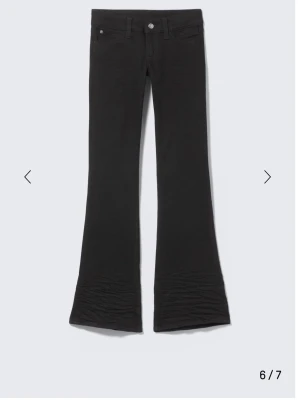 Weekday Svarta bootcut jeans  - Svarta bootcut jeans i modellen booty bei skinny lowwaist . Längd 30 . De är inte helt svarta längre då de har används en del . 
