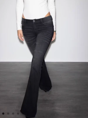 Svarta bootcut jeans  - Snygga jeans från Gina som är i stolek 34 tall❤️skriv för egna bilder❤️