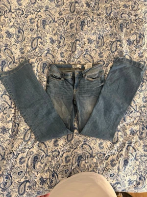 Bootcut jeans  - Säljer ett par ljusblå jeans från IDY modellen är utsvängd och är i storlek 27/34  Innerbenslängden=82cm.                                                   Tvärs över midjan =34cm  