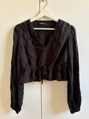 Svart blus  - Söt svart blus från bikbok, perfekt till vardags 🤍passar också xs! 