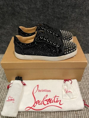 Christian Louboutin skor - Hej, säljer nu dessa svin snygga Christian Louboutin skor. Skorna är i grymt skick!  Begränsat antal boxar och dustbag. Hör av dig vid frågor.