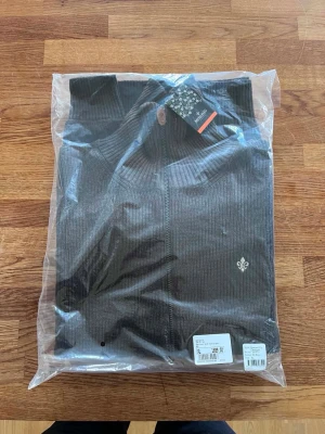 Ny brun cardigan från Morris - Helt ny brun cardigan från Morris, aldrig använd. Stickad modell med hög krage och dragkedja framtill. Klassisk och stilren färg som passar till det mesta.  Nypris: 1 899 kr. Säljes för 999 kr.  Skickas i originalförpackning.
