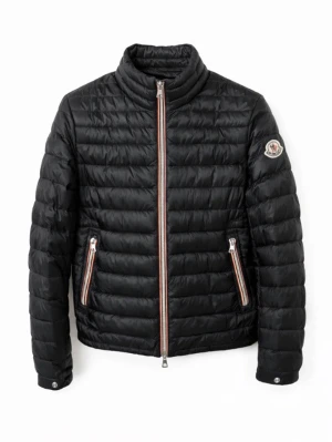 Marinblå dunjacka från Moncler - Otroligt bra pris!!!Snygg marinblå dunjacka från Moncler med quiltad design och hög krage. Jackan har två framfickor med dragkedja och Moncler-logga på ärmen. 100% äkta 