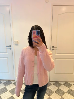 Rosa stickad kofta/ pink knitted cardigan - Nypris: 400kr. Fin rosa stickad kofta från gina tricot. Använd under fem gånger. Ärmar: 64 cm, längd 54 cm. Koftan har åtta knappar och är gjord på en blandning av alpacka, polyamid och akryl. Säljer den eftersom den upplevs den lite kliig mot min känsliga hud. 