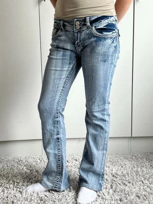 Vintage jeans - Midjemått 37cm rakt över. Innerbenslängd 70cm❣️