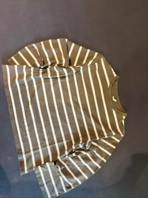Randig långärmad tröja - Vit grön randig långärmad tröja🙃