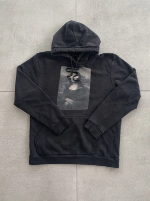 Snygg svart hoodie  - Hej! En snygg hoodie ifrån the cool elephant med snyggt tryck! Storlek M | skick 8,5/10 | färg svart | en snygg hoodie som passar till utmärkt till absolut allt i vardagen🍾hör av dig vid mer frågor eller funderingar🕺mvh Gradioso 