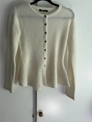 Gina tricot kofta - Vit stickad kofta från Gina tricot med knappar, använd ett fåtal gånger och är i mycket bra skick! Storlek xs💗