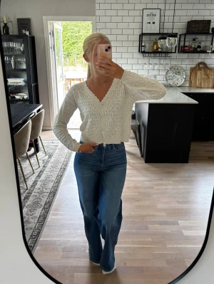 Offwhite virkad kofta med v-ringning - Söt offwhite kofta med v-ringning och virkade detaljer. Koftan har långa ärmar och knappar framtill. Koftan är i storlek M men passar mig som är XS/S. Använd fåtal gånger 🌸 Publicerad på flera säljsidor