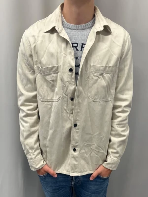 Arket overshirt  - Lite skrynklig men annars i väldigt fint skick | modellen är 185 cm och väger ca 75 lag och den är för stor, storlek eur 52