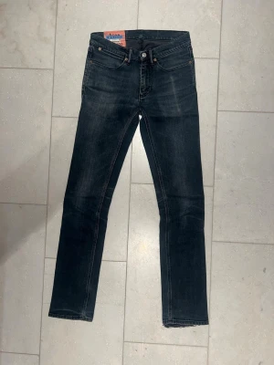 Acne studios jeans - Svartblå acne studios jeans i storlek 28/32 med najs slitage. Kan gå ner i pris vid snabb affär. Skriv om du har frågor