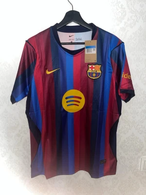 FC Barcelona tröja 26/27  -  FC Barcelona tröja från 26/27 säsongen                                                                          Storlek M 