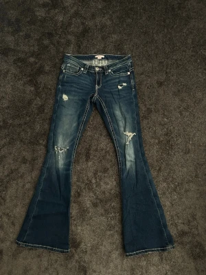 Lågmidjade jeans  - Lågmidjade mörkblå jeans från jeana 14+. Bra skick ock säljer för jag inte använder dom nå mer! Hör av dig vid intresse☺️