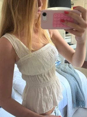Vit topp - Säljer en söt linnetopp från hm!!💕 toppen är använd men har inga defekter👏