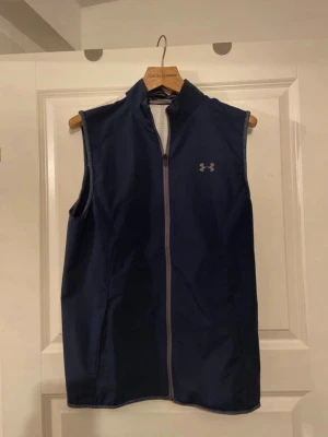 Under Armour väst - Säljer denna Under Armour väst i fint skick! Pris går att diskutera vid snabb affär! Hör av dig vid minsta fundering! 