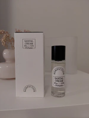 Nonfiction Santal cream  - Top notes: Cardamom, Bergamot Heart notes: Ginger, Mimosa, Fig Base notes: Sandalwood, Vetiver 