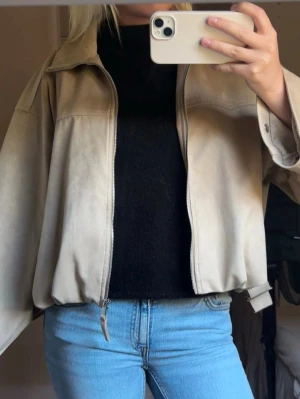 Beige bomberjacka med dragkedja - Säljer min snygga jacka ifrån Gina då jag vill köpa en annan jacka! 💛Nypris - 700 kr