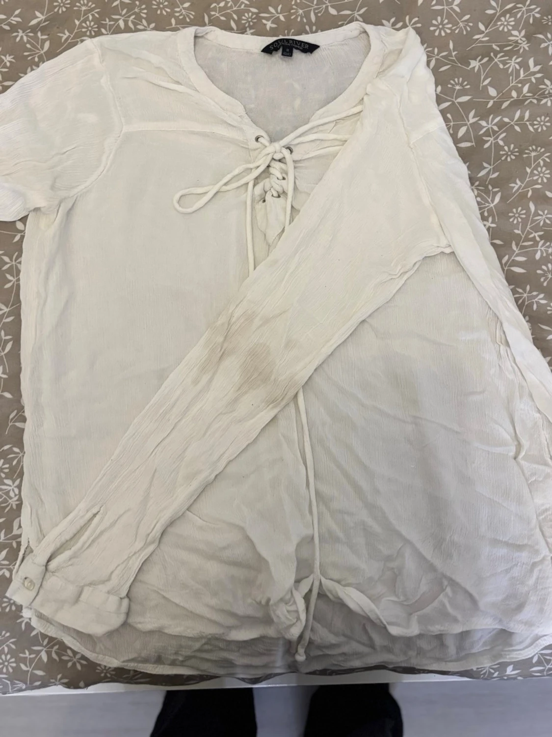 Vit blus med snörning från Soulriver