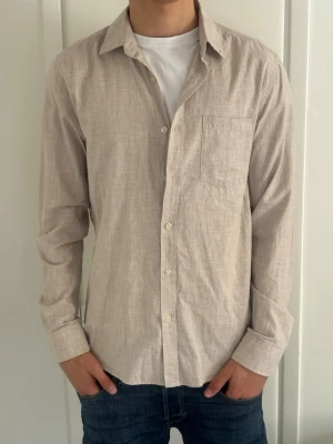 Dobber linneskjorta  - Beige linneskjorta från dobber i storlek S. Riktigt snygg och aldrig använd.
