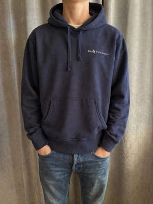 Ralph Lauren Hoodie - Säljer nu denna riktigt fina Polo Ralph Lauren Hoodie i marin blå! Storlek - S Skick - 9/10 Fit - Relaxed Försöker skicka samma dag annars så snabbt jag kan! Hör av dig vid fler!