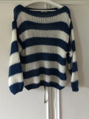 Off shoulder  - Off shoulder oversized kofta från design by si stl s/m 