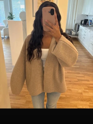 Höstjacka - Så snygg beige cardigan jacka med v-ringad hals och knappar framtill. Perfekt till hösten🤎🤎🍂