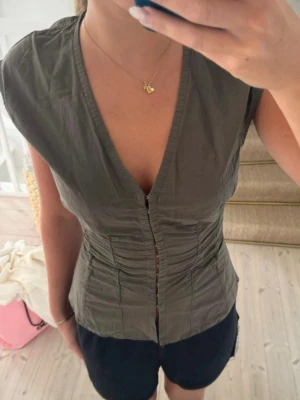 khaki grön v-ringad topp från Weekday - korsett topp.  använd 1 enda gång 💗💗