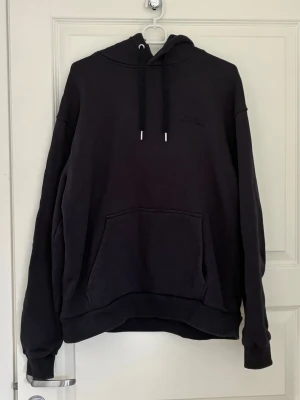 Blå Les Deux hoodie, S - En svart hoodie med klassisk passform, stor magficka framtill och justerbar dragsko i huvan. Hoodien har ribbade muddar vid ärmslut och nederkant. Perfekt för en avslappnad och stilren look.
