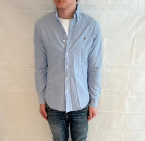 Polo Ralph Lauren Slim Fit Shirt Light Blue Men's - Ljusblå slim fit-skjorta i 100% bomull, begagnad i mycket gott skick.