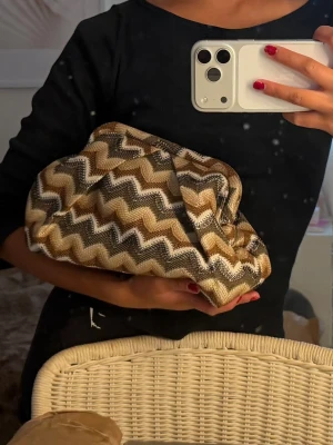 clutch från becksöndergaard!!! - Jättefin brun clutch från Becksöndergaard🤎Just denna modellen säljs ej längre. Nypris 749!!