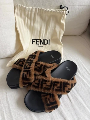 Fendi tofflor så snygga! - Säljer ett par snygga Fendi tofflor som knappt blivit använda. Superfint skick och jättesköna.