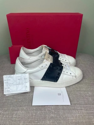 Valentino open skor - Hej, säljer nu dessa svin snygga Valentino open skor. Skorna är i grymt skick! Begränsat antal boxar och dustbag. Hör av dig vid frågor. 