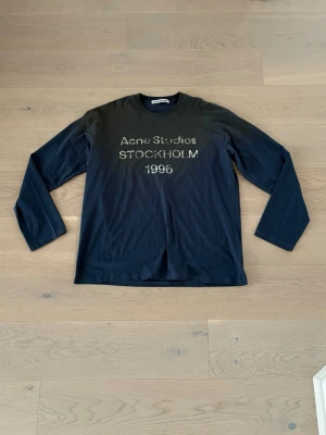 Acne Studios long sleeve - Snygg mörkblå långärmad tröja från Acne Studios | skick: 8/10,  | storlek: L | färg: blå | pris kan diskuteras!