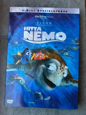 Hitta Nemo 2-disc special DVD - 2-disc specialutgåva av "Hitta Nemo" på DVD. Filmen är dubbad till svenska.  Finns på språk: Svenska, Finska, Engelska, Isländska   OBS!! skivorna är begagnade så det kan förekomma repor/hairlines på skivorna, men då jag kollar igenom alla filmer jag säljer garanterar jag att alla funkar felfritt om inget annat står! :)