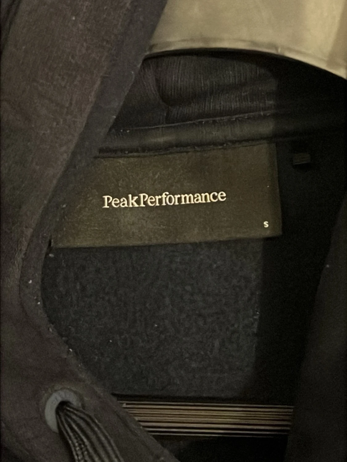 Mörkgrå Peak Performance hoodie med snörning - 2