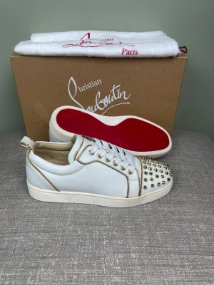 Christian Louboutin skor (nya) - Hej, säljer nu dessa svin snygga Christian Louboutin skor. Skorna är i nytt skick! Begränsat antal boxar och dustbag. Hör av dig vid frågor. 