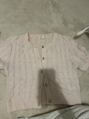 Gina tricot - Ljusrosa kortärmad kofta från Gina tricot! Storlek 158/164💕