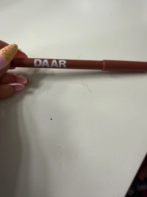 DAAR läppenna nude brown - Jag köpte och testade en gång men tycker inte färgen passar mig så nästan helt ny💕💕