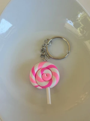 Nyckelring rosa snurklubba - Nyckelring som jag satt ihop själv💕