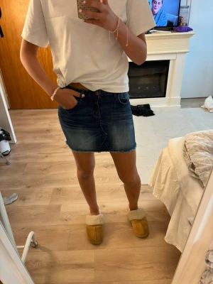 Jeanskjol - Superfin jeanskjol. Midjemått - 36 cm. Kolla gärna mina andra annonser! 💌